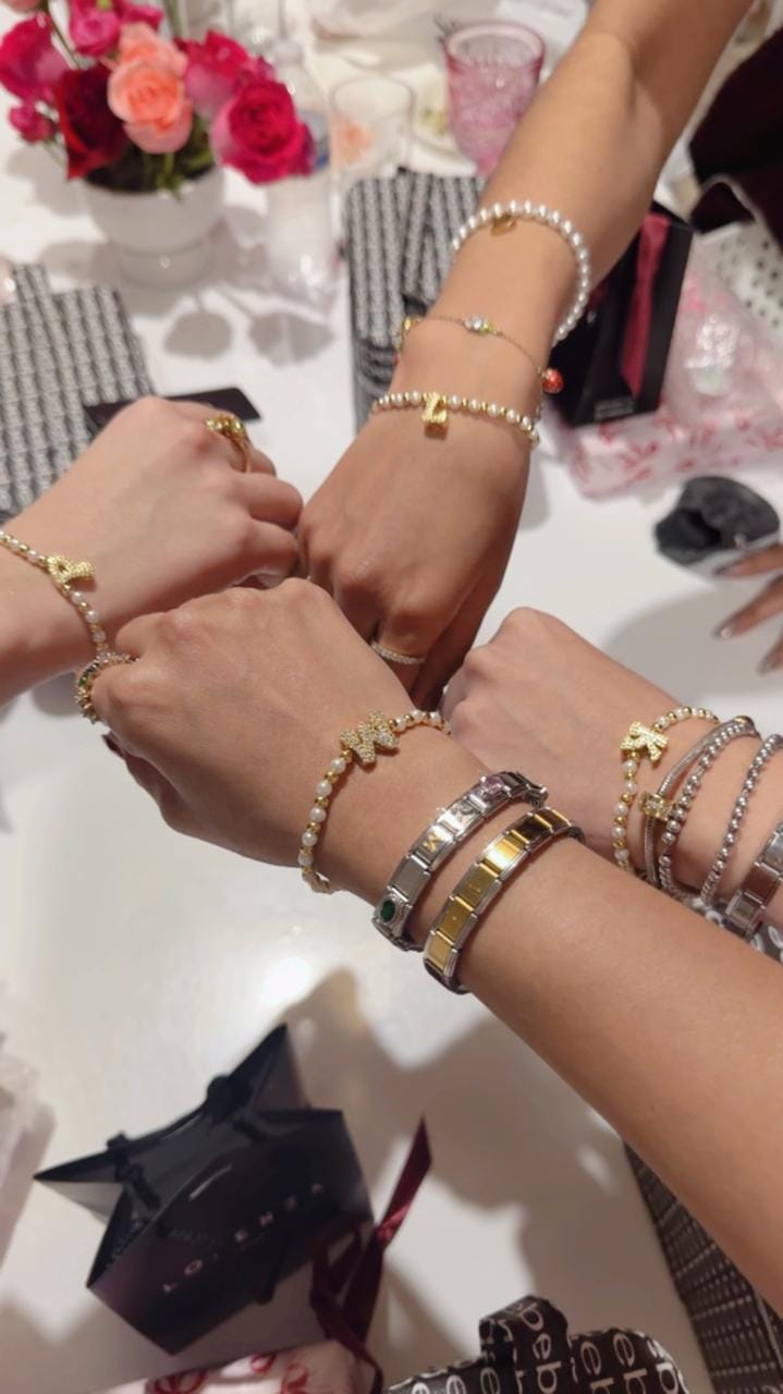 Customer photo review of Pulsera Bolitas Doradas y Perlas Con Inicial Zirconias