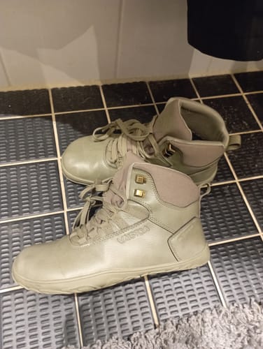 Asiakkaan uudenveroiset Vaistoa Uoma 2 -paljasjalkavaelluskengät laattalattialla.