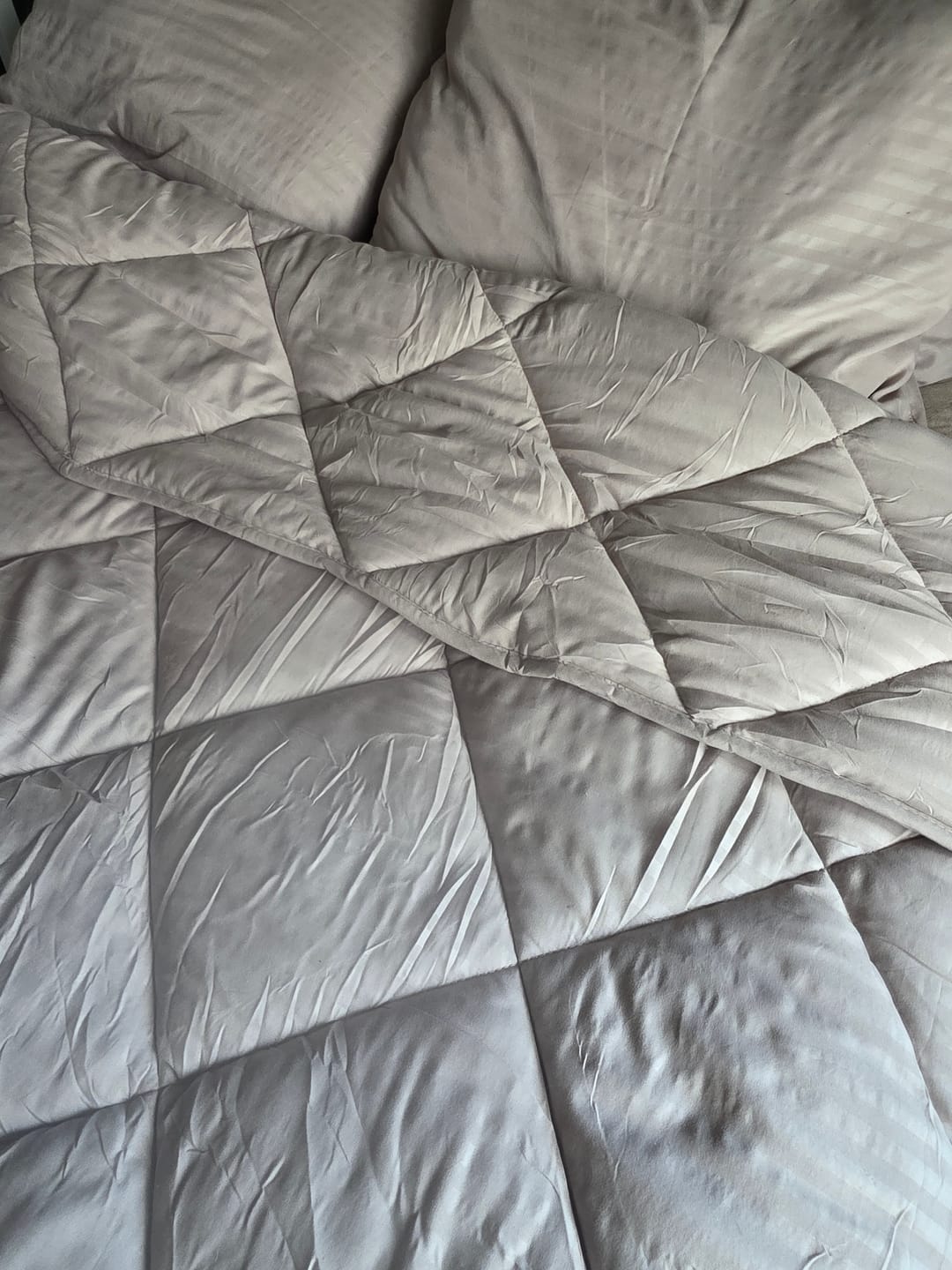 Customer photo review of Dekbed Zonder Overtrek Hotel Stripe Satin Taupe/Grey (220cm lang)