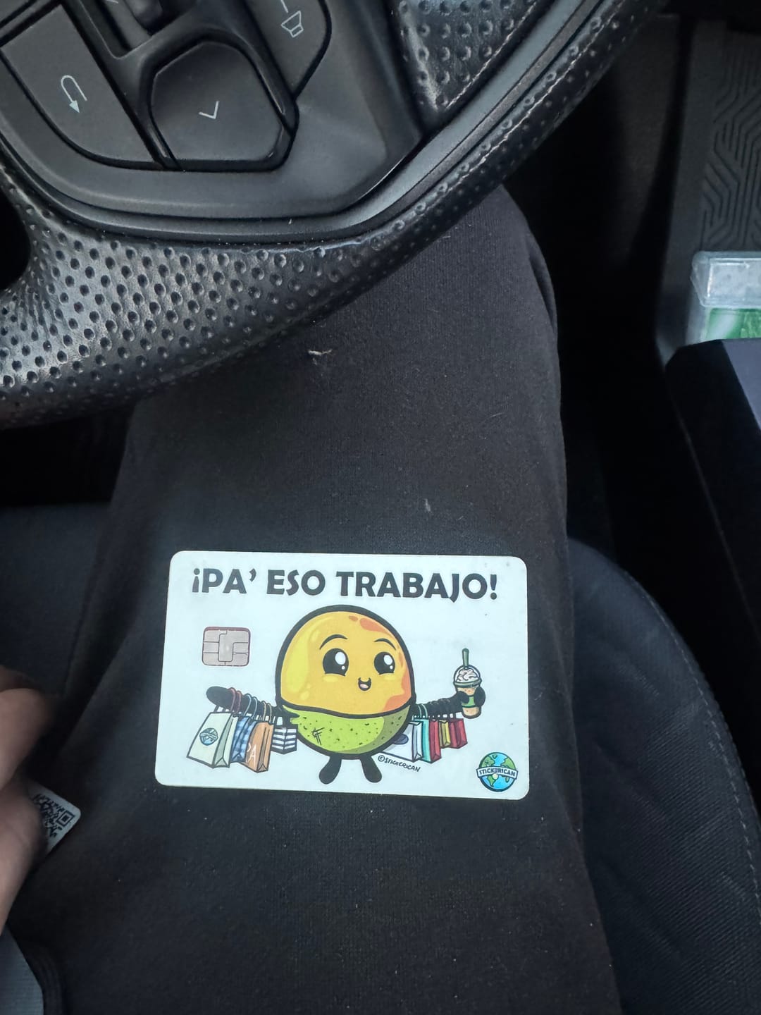 Customer photo review of Pa’ Eso Trabajo - Sticker para Tarjeta de Crédito