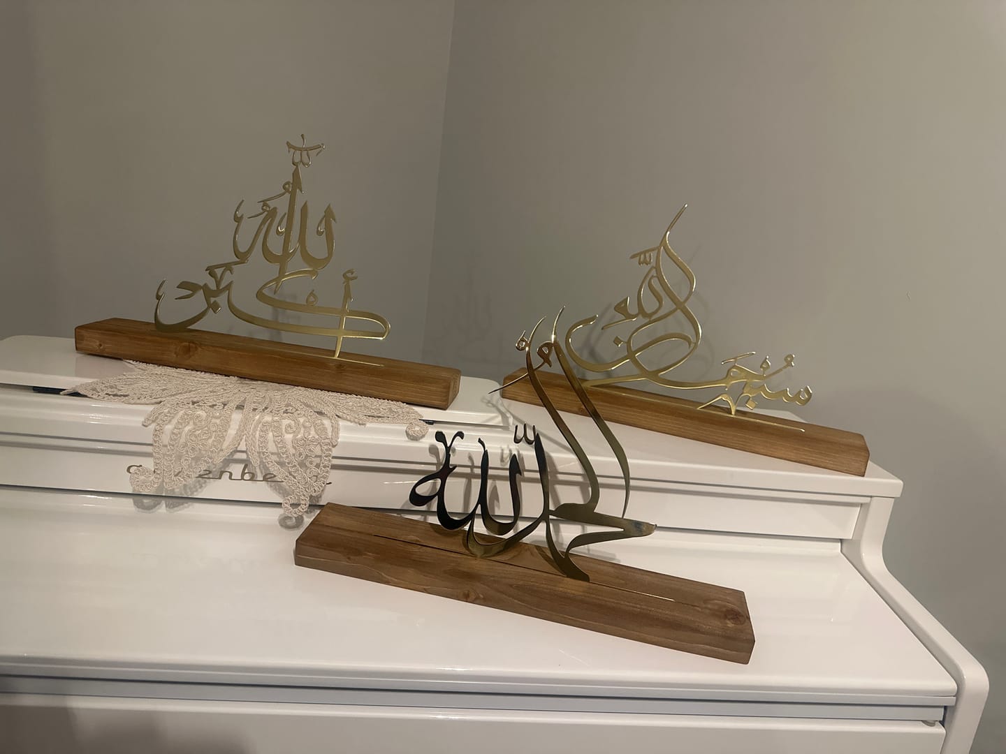 Customer photo review of Sübhanallah Elhamdülillah Allahu Ekber Ahşap Standlı Metal Masaüstü Dekor