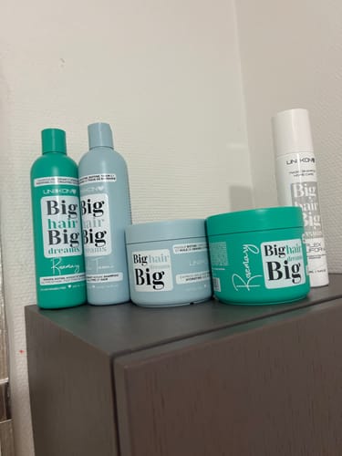 Avis d'un client montrant le kit complet de produits capillaires, posé sur un meuble.
