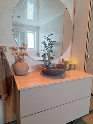 Kundens baderomsinnredning med benkeplate dekket av Santana Eik Kalk kontaktplast.