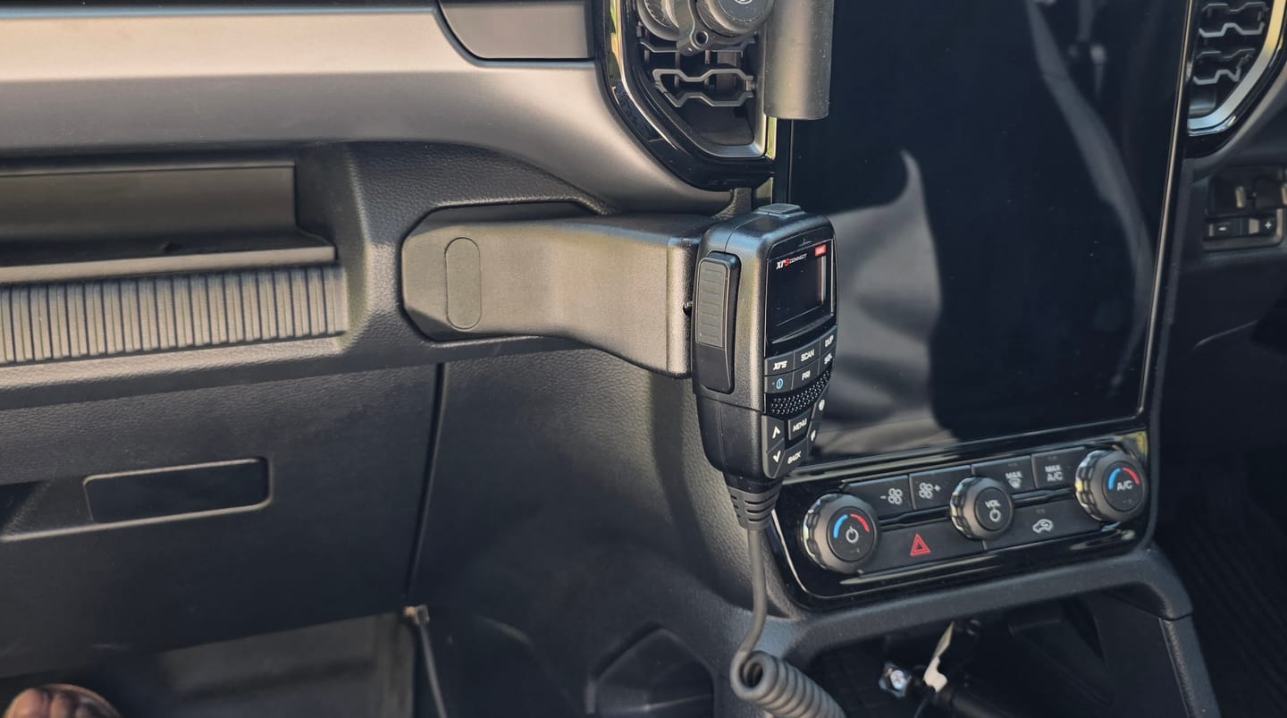 Customer photo review of Ford Ranger Super Duty UHF/Quadlock/Universal Dash Mount