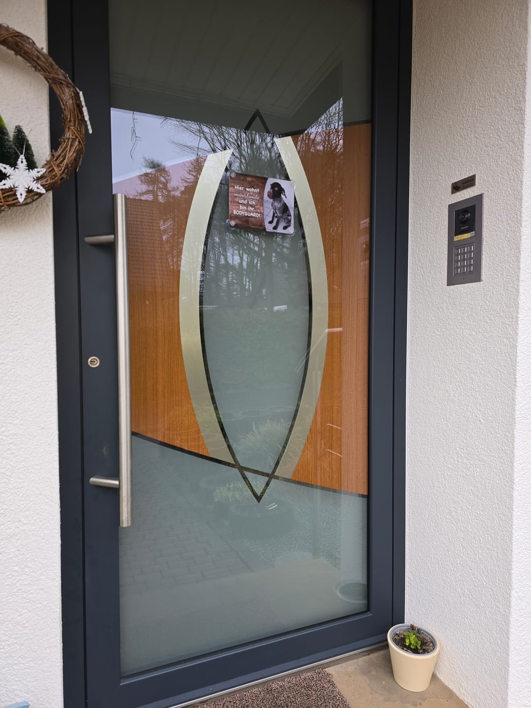 Customer photo review of Hunde-Türschild mit Foto & Wunschtext (UV- UND WETTERFEST) - Angebot beim Kauf eines 2. Schildes