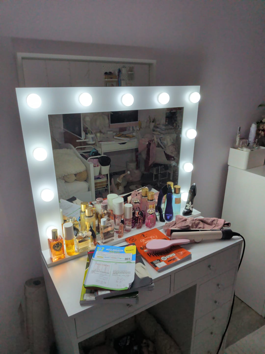 Customer photo review of Rani BJ115 Hollywood Işıklı Aynalı Kulis Makyaj Masası 7 Çekmeceli Takı Düzenleyici Beyaz