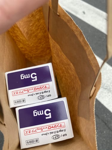 購入者の、紙袋に入ったマンジャロ5mgの箱2つ。