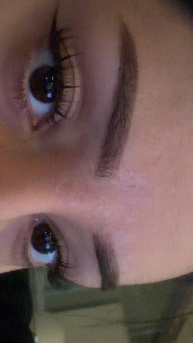 Close-up of a reviewer's eye wearing the expressive Manga - Brown lashes, showing their voluminous, clustered style.