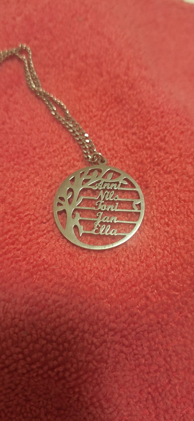 Customer photo review of Lebensbaum Kette mit personalisierten Namen