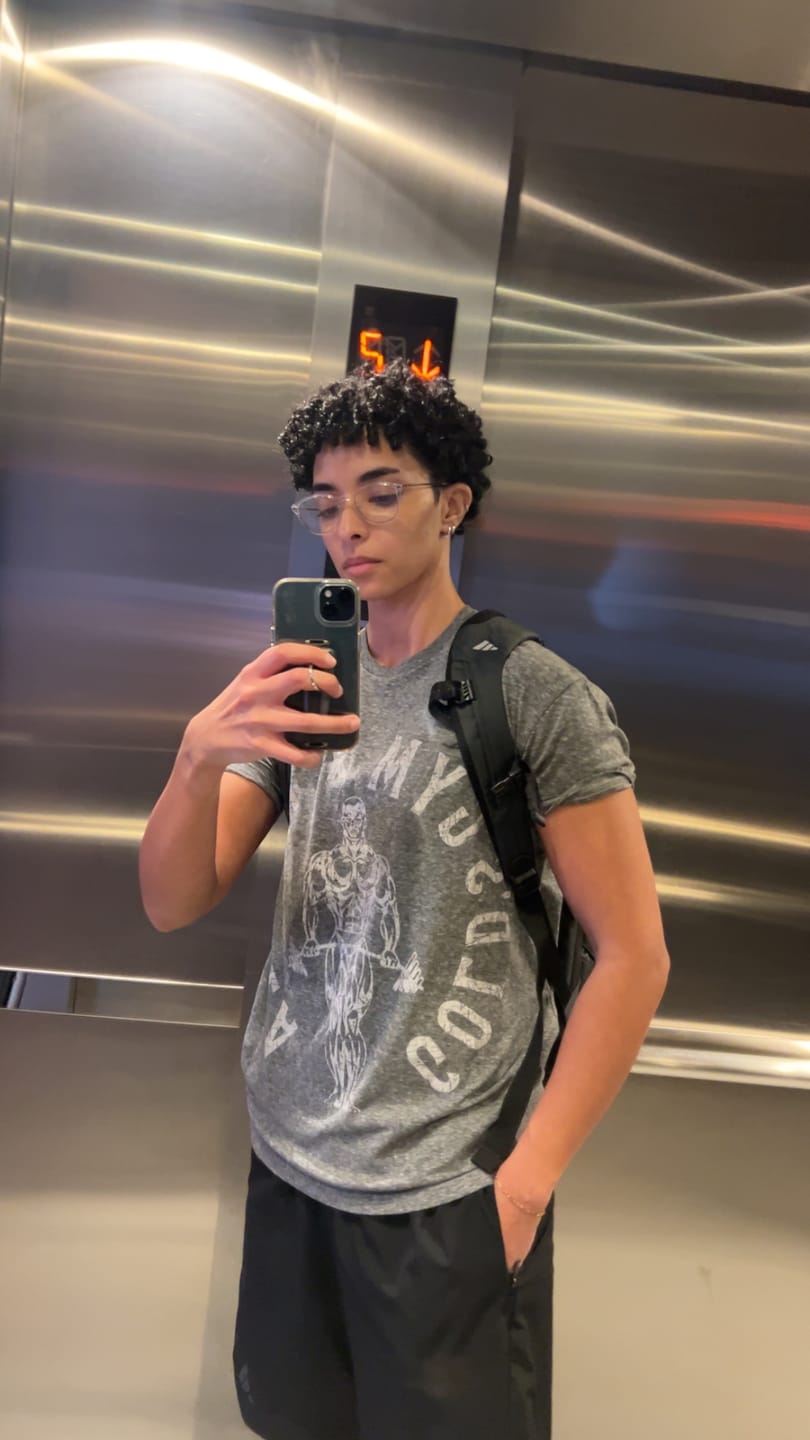 Customer photo review of 4206 - Gold's Gym Heather Tees