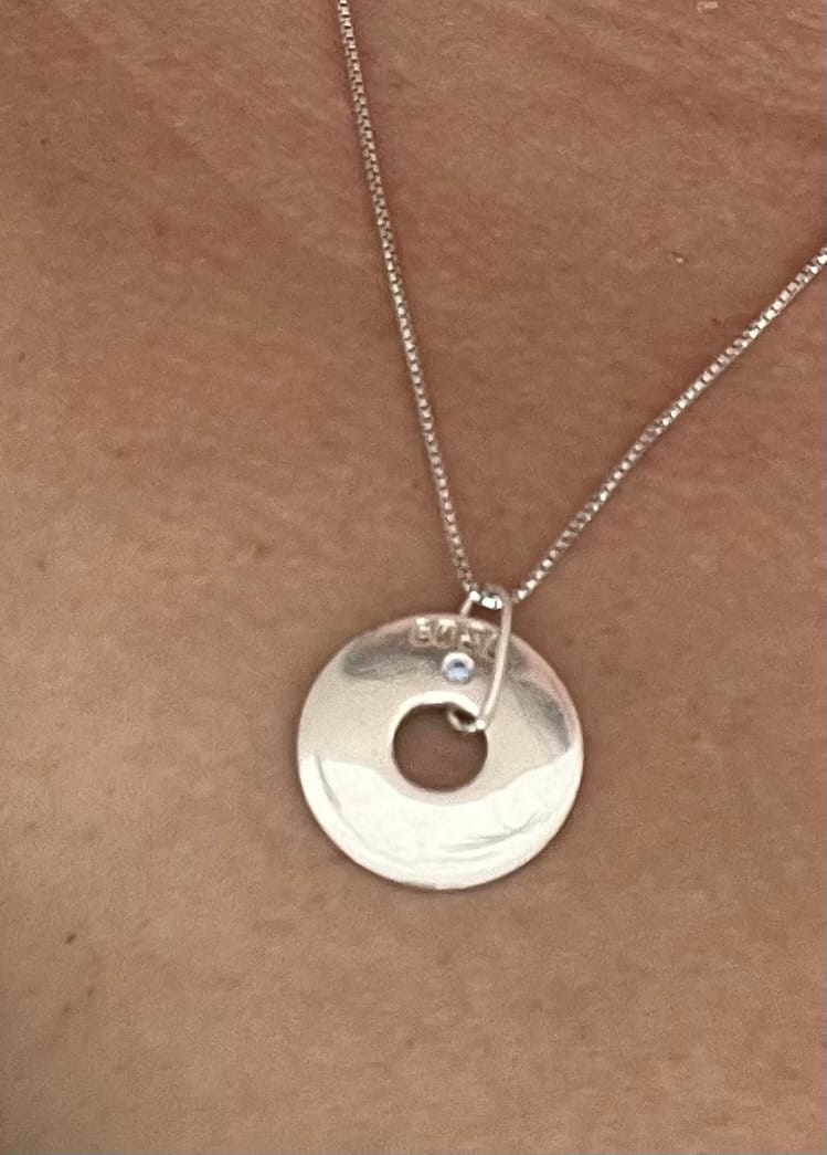 Customer photo review of Medalla De Plata Con Colgante Personalizable y Circón - Leonor