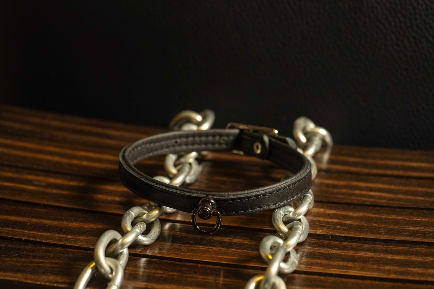 Customer photo review of SiaLinda: Halsband echtes Elch Leder mit kl. O-Ring, zweifarbig, schwarz / schwarz 14 mm breit