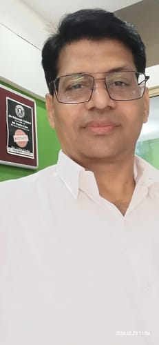 Reviewer wearing the Snow Field white cotton shirt, showing the collar and fit.