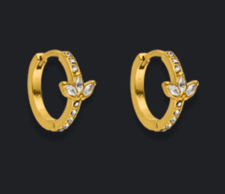 Customer photo review of Lotus Pave Huggie Ohrringe 14K vergoldet