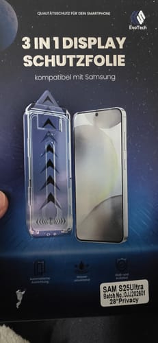 Ein Rezensent zeigt die Verpackung seiner 3 in 1 Schutzfolie für ein Samsung-Smartphone.