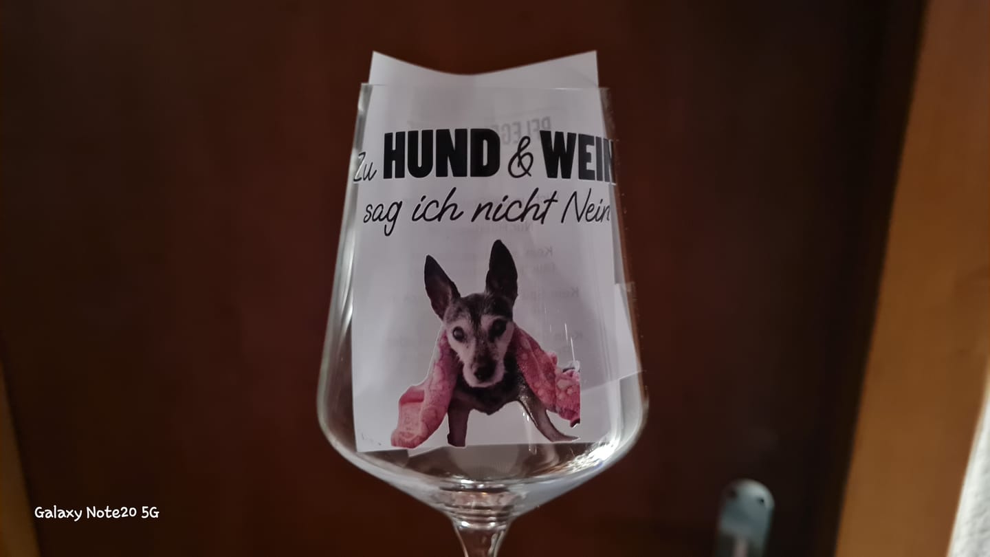 Customer photo review of Personalisiertes Weinglas - Zu Hund und Wein sag ich nicht nein