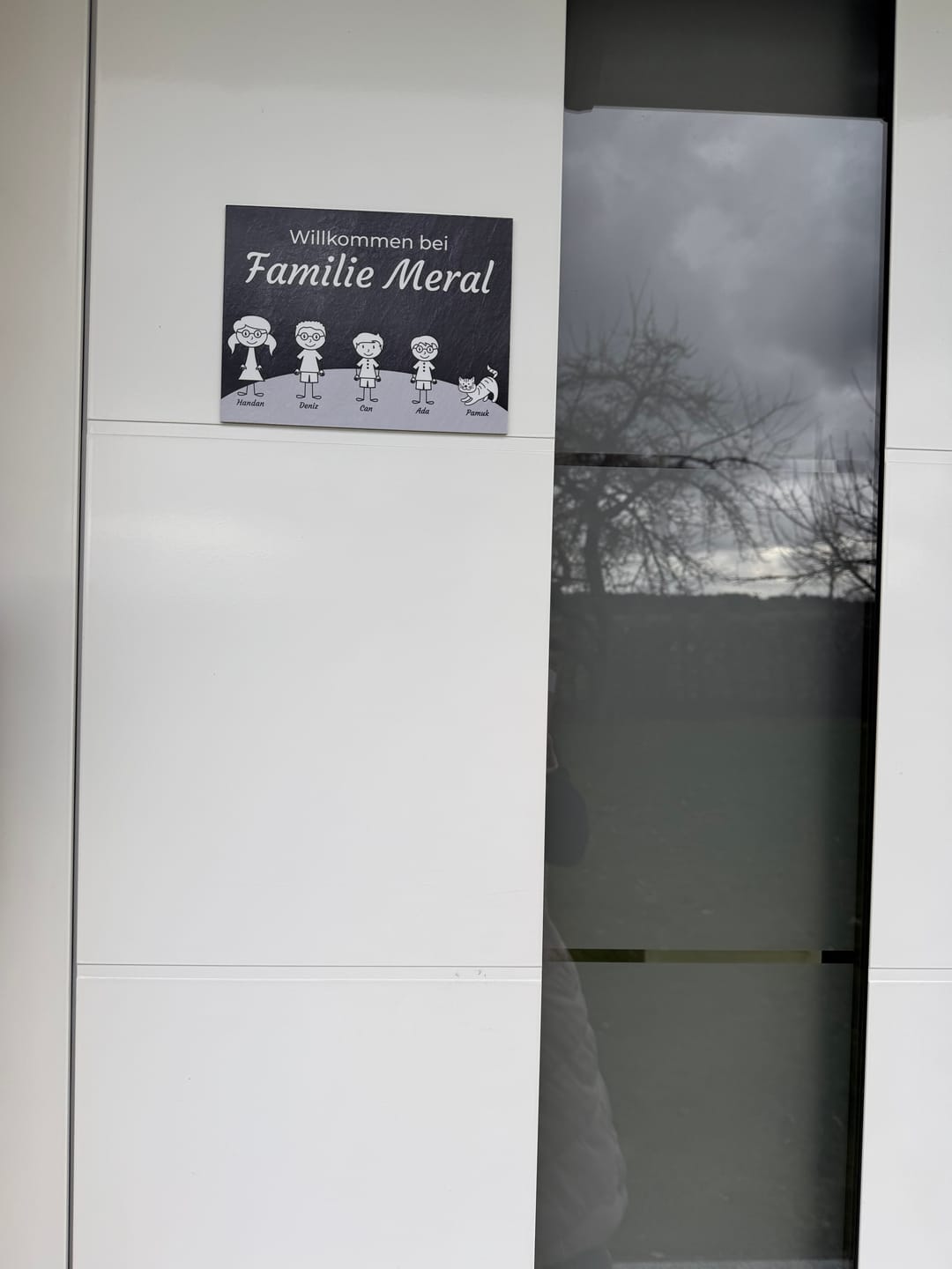 Customer photo review of Familien Türschild (UV- und wetterfest) inkl. Klebebefestigung