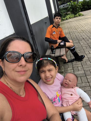 Cliente usando os Óculos Claviere pretos em uma selfie tirada ao ar livre.