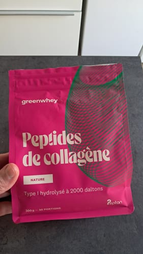 Un client tient le sachet rose de Peptides de Collagène PEPTAN® dans sa main.