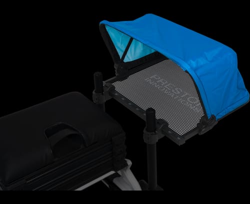 Klant's Ventalite Hoodie Side Tray Large met de blauwe kap, gemonteerd naast een zitkist.