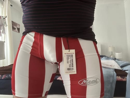 Customer photo review of BODYBUILDING SHORTS – MOTORS / STRIPE RED