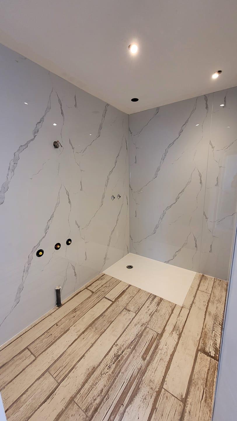 Customer photo review of Panneau PVC Effet Marbre Blanc – Étanche Salle de Bain / Douche