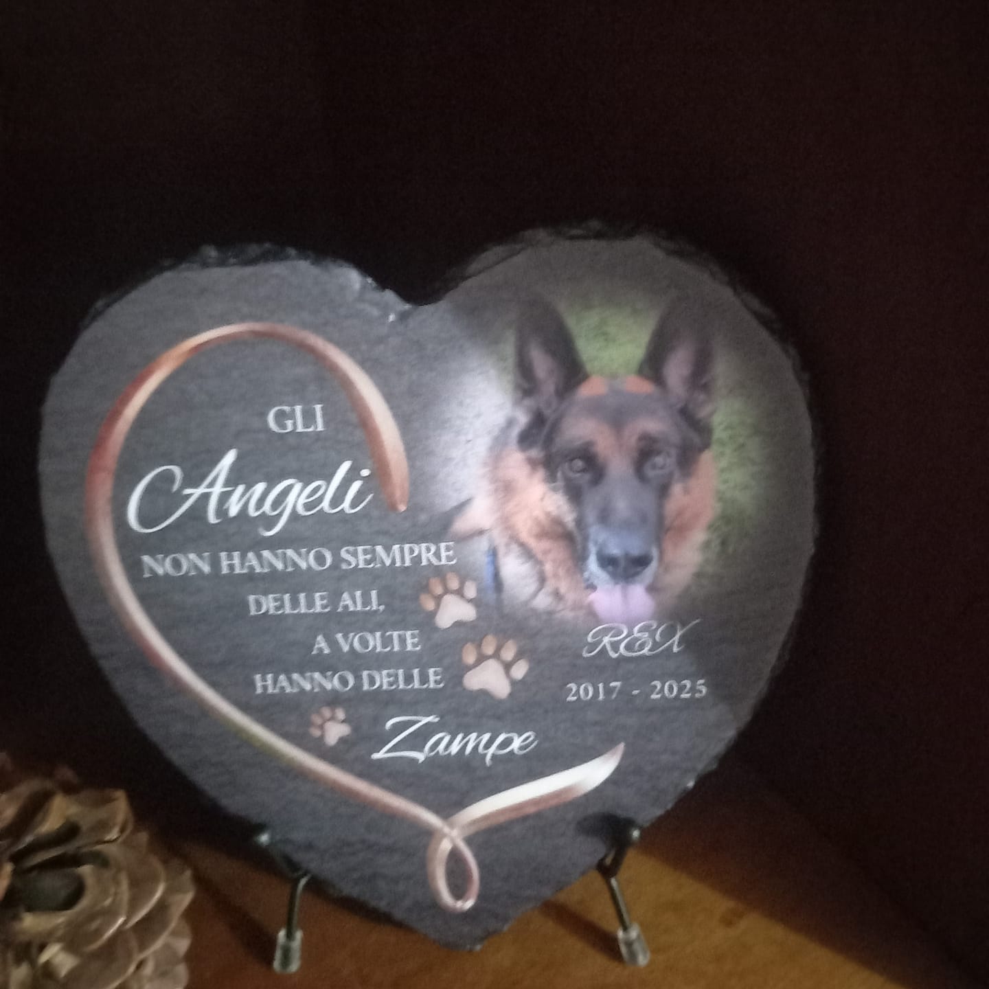 Customer photo review of Gli angeli hanno delle zampe - Cuore in ardesia personalizzato