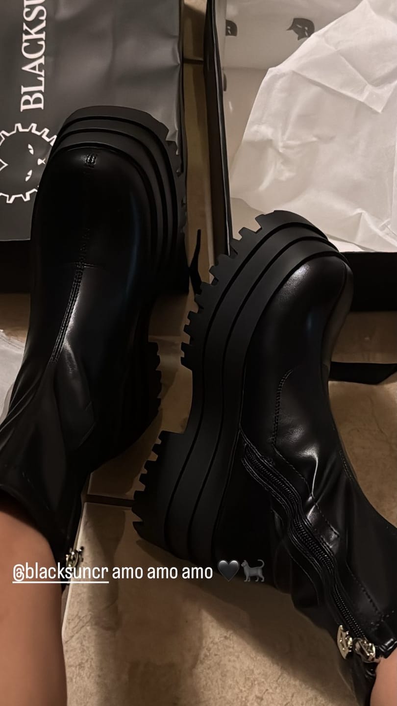 Customer photo review of Vela Boots