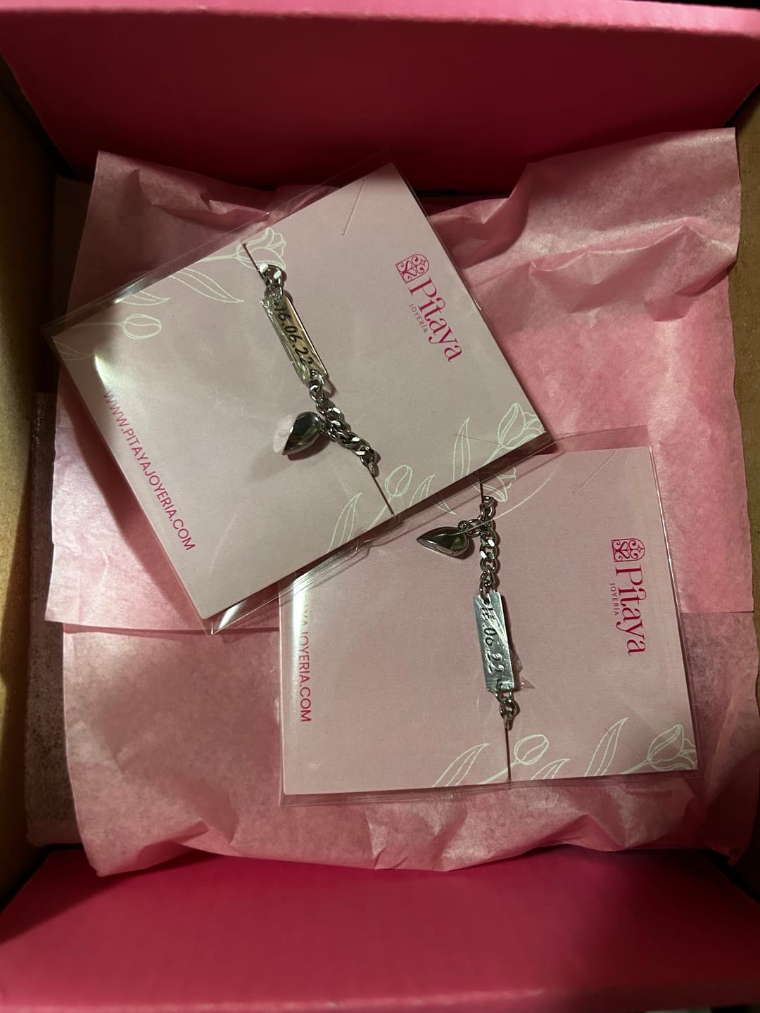Customer photo review of Pulseras de Pareja con Imán de Corazón Personalizada