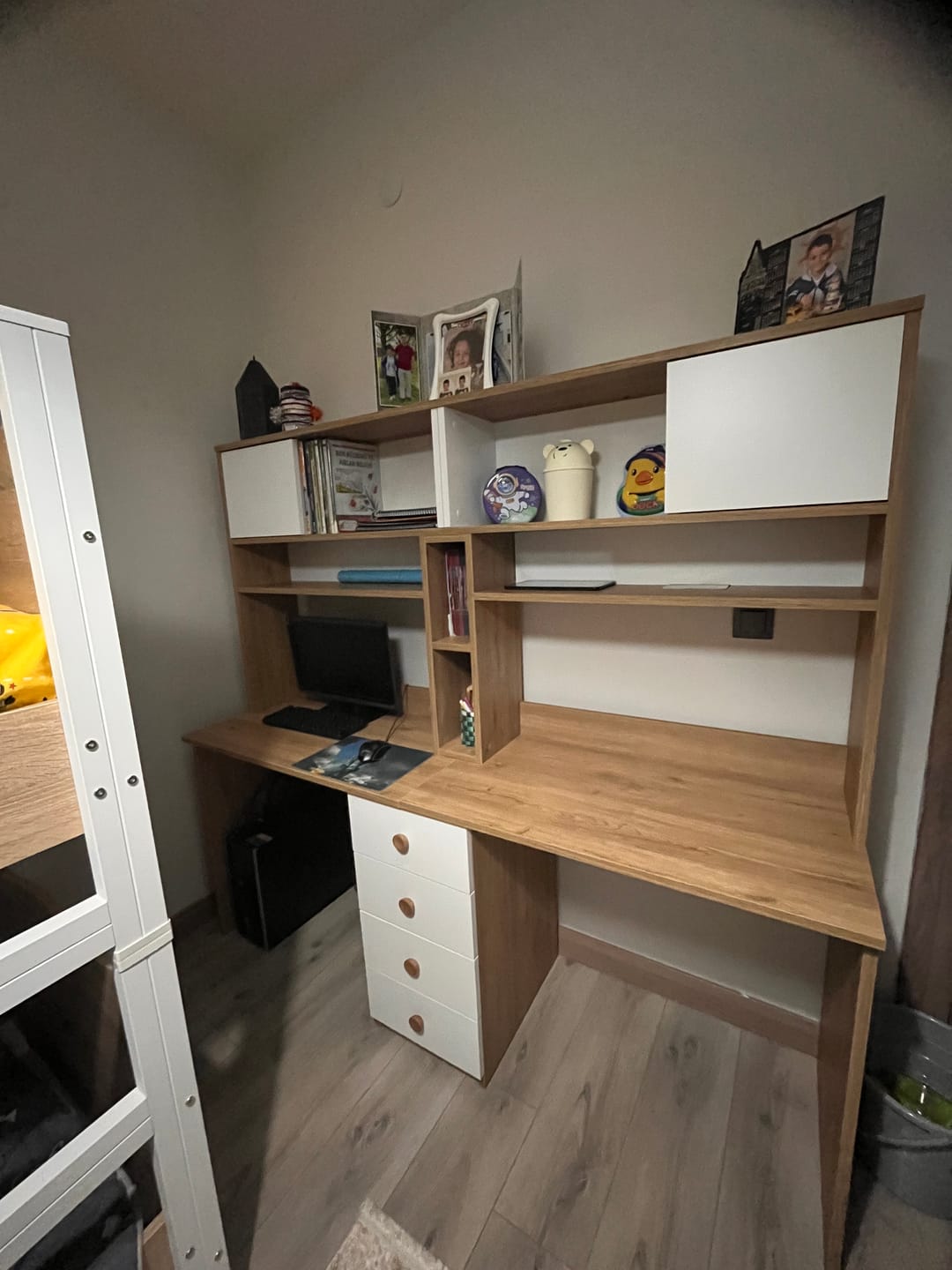Customer photo review of Rani HA130 İki Kişilik Raflı 2 Kapaklı 4 Çekmeceli Çalışma Ofis Bilgisayar Masası Sepet Ceviz - Beyaz