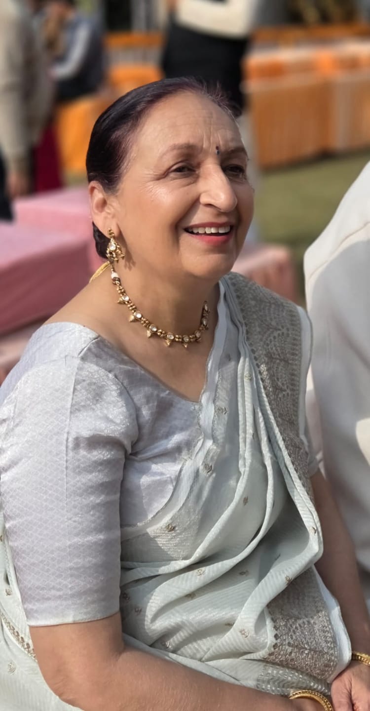 Customer photo review of Oval kundan with triangular attached tukdies sleek set