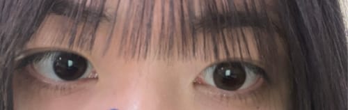 レビューアーが「See Through Kristin 1day - チョコ」を装着した目元の写真。自然な色味で瞳を大きく見せています。
