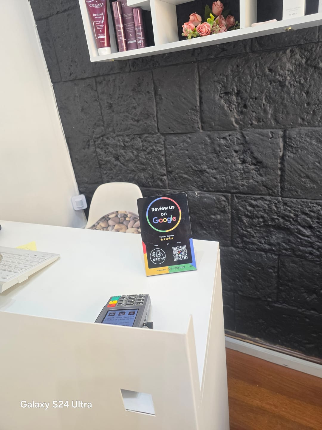 Customer photo review of Expositor Reseñas Google NFC QR