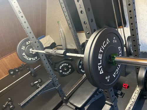 Die Sigma Langhantel eines Kunden, beladen mit Gewichten in einem Rack im Home-Gym.