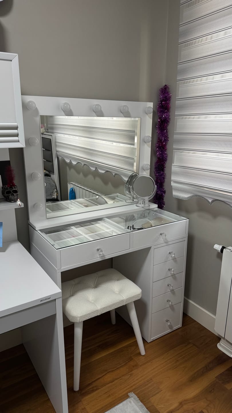 Customer photo review of Rani BJ160 Hollywood Işıklı Aynalı Kulis Makyaj Masası Cam Tablalı 7 Çekmeceli Takı Düzenleyici Puf Takım Beyaz
