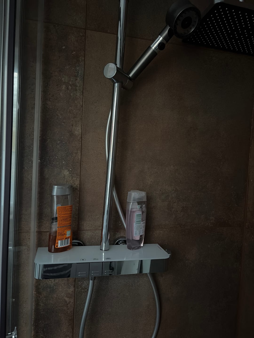Customer photo review of SONNI Duschsystem mit Thermostat (KTW/WRAS) Chrom - 360° Drehbarer Eckiger Kopfbrause (1 Strahlart), Handbrause (3 Strahlarten), Brausestange aus Runde, Duschset, 38°C Konstanttemperatur, Edelstahl