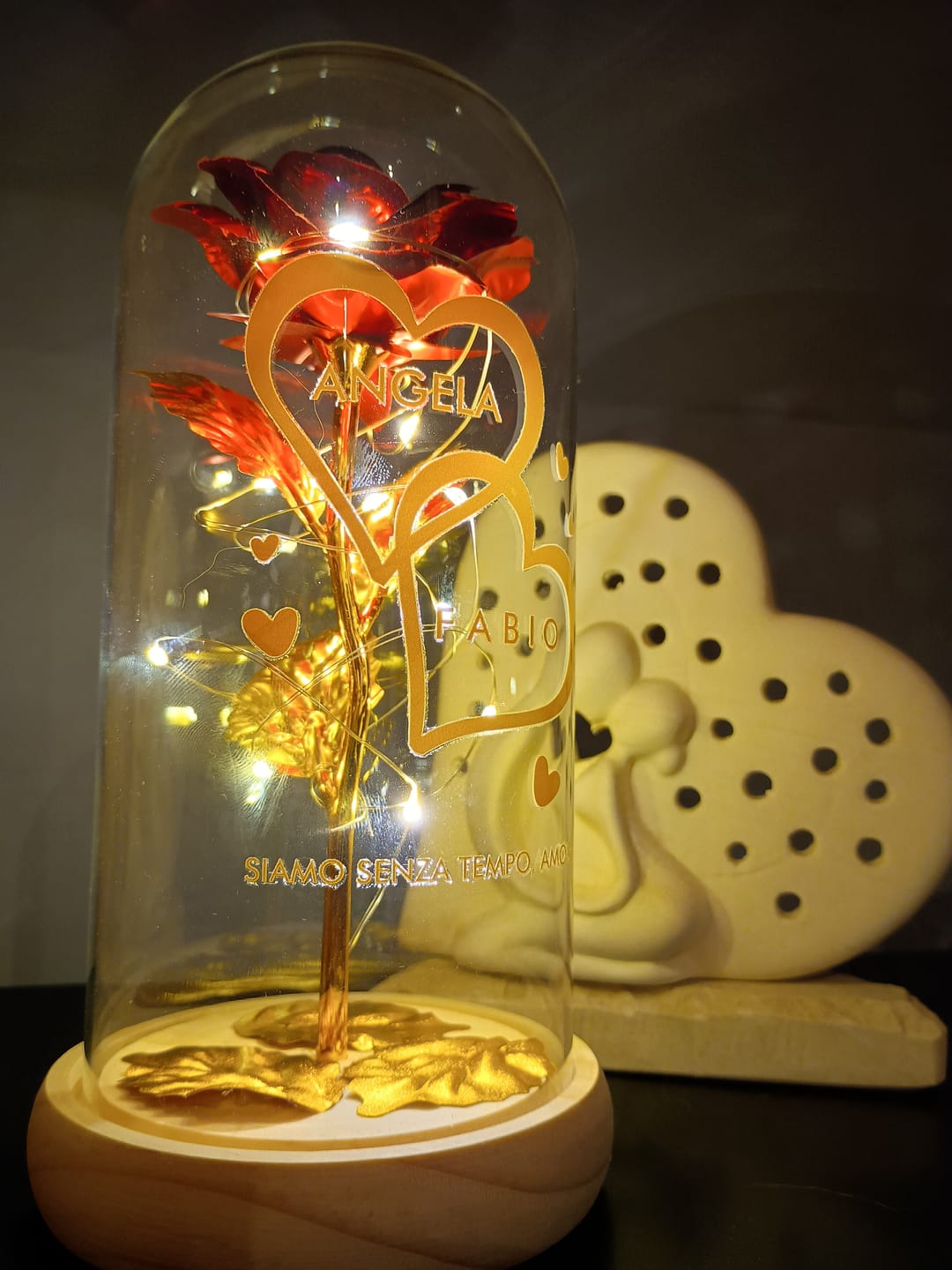 Customer photo review of Ti amo - Rosa eterna sotto campana di vetro con luce LED personalizzata con nomi e data dell'anniversario