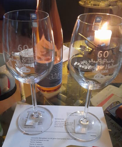 Bewertung eines Kunden, die zwei gravierte Weingläser als Geschenk zur Diamanthochzeit mit einer Flasche Rosé zeigt.