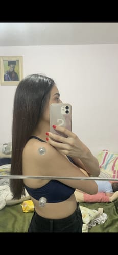 Cliente de perfil mostrando o cabelo longo e liso, resultado do tratamento Happy Hair.