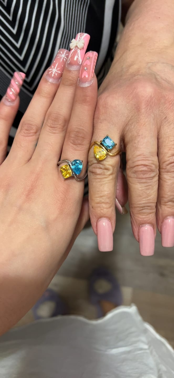 Customer photo review of Anillo Eterno con Piedra de Nacimiento