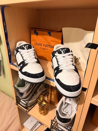 Recensione con foto di un cliente su Sneakers LV Trainer Nera/Bianca