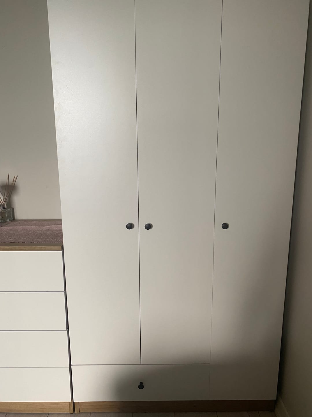 Customer photo review of Rani BA117 Gardırop Elbise Dolabı 3 Kapaklı 1 Çekmeceli 6 Raflı 1 Askılı Sepet Ceviz - Beyaz