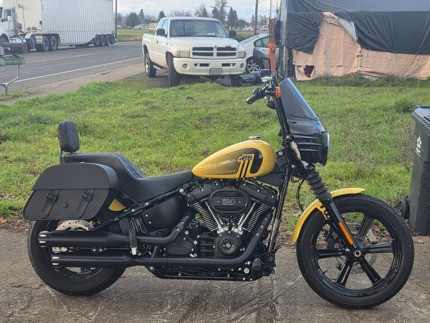 Customer photo review of 28L - Baelor Medium Quick Mount Motorcycle Saddlebags For Harley Softail Street Bob FXBB