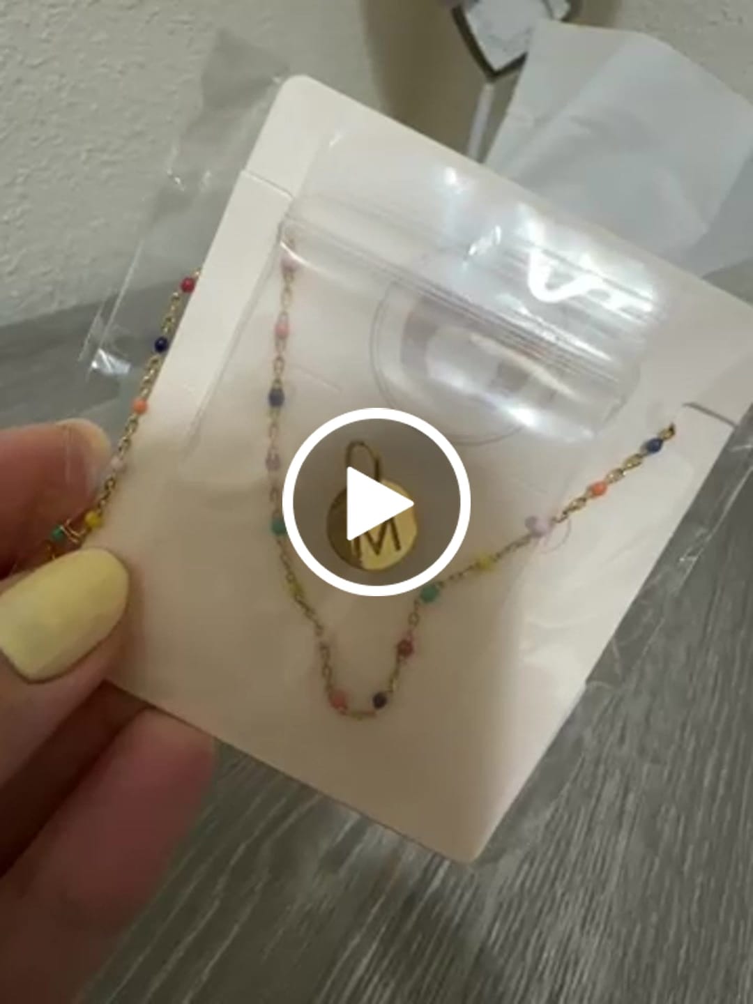 Customer video review of Collar Inicial