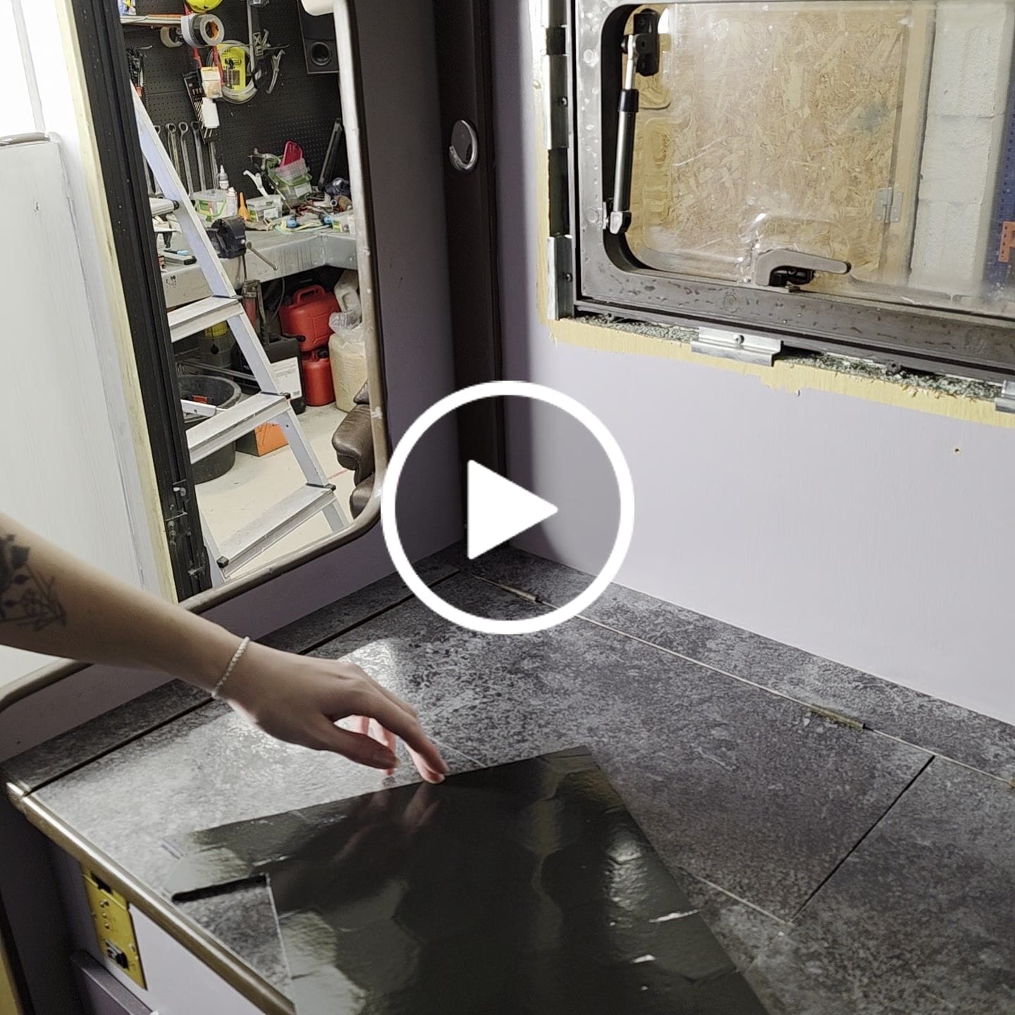 Customer video review of 10-pk Latte hexagon selvklebende veggfliser