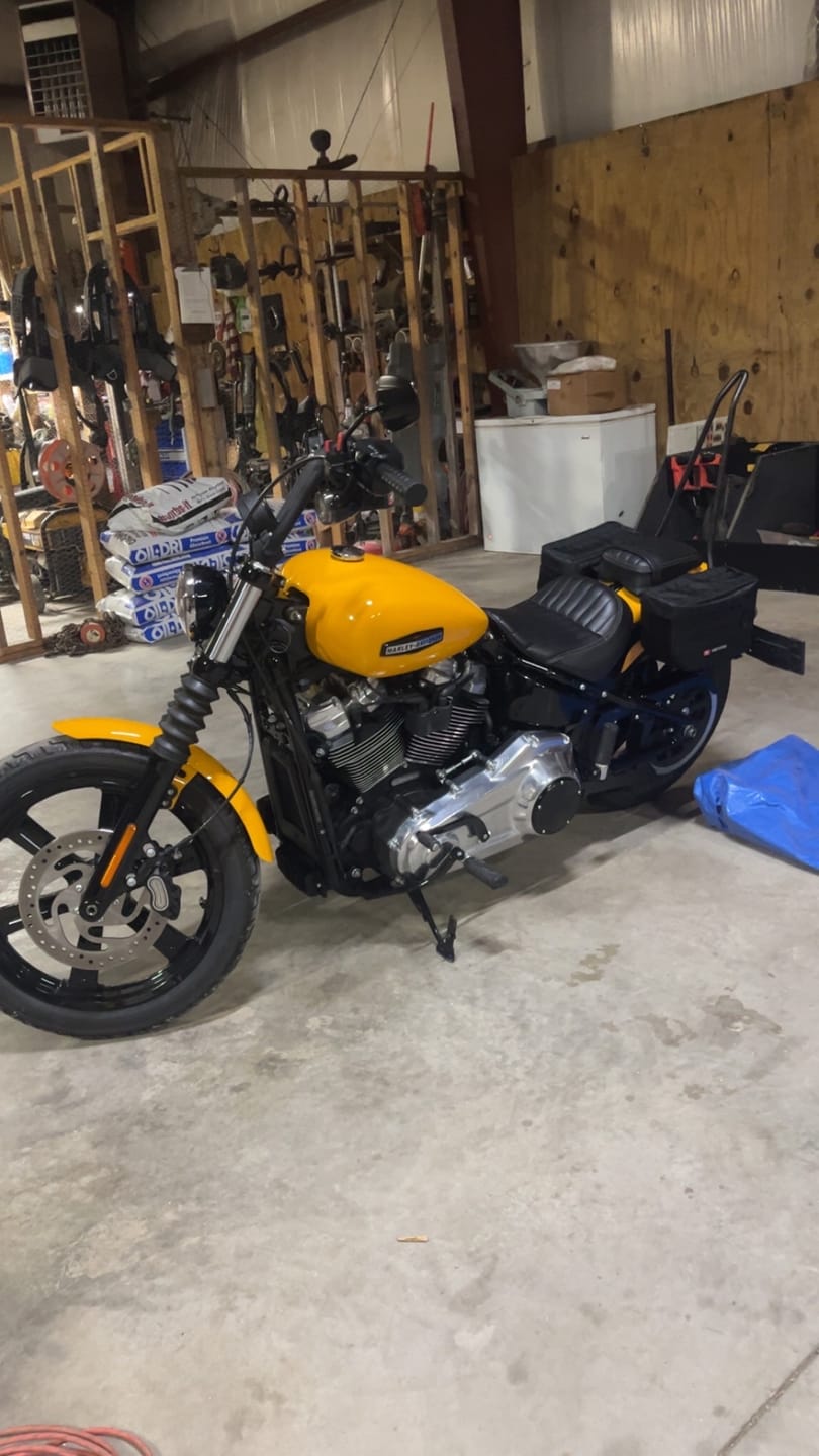 Customer photo review of 10L - Patriot Small Throw Over Saddlebags for Harley Softail Street Bob FXBB/S