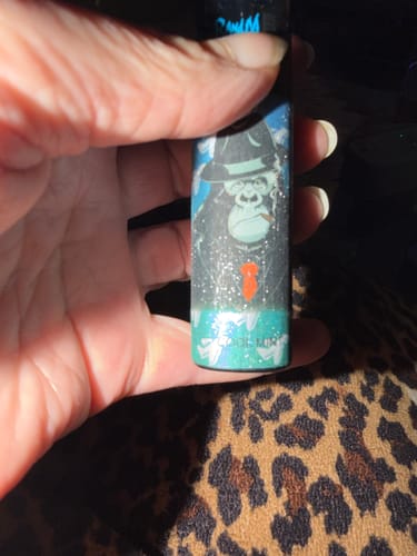 Ein Kunde hält den RANDM TORNADO 7000 Verdampfer mit einer Gorilla-Grafik in der Hand.