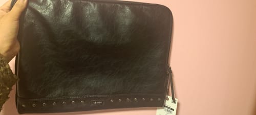 Reseña con foto de un cliente sobre Funda Notebook Con Tachas