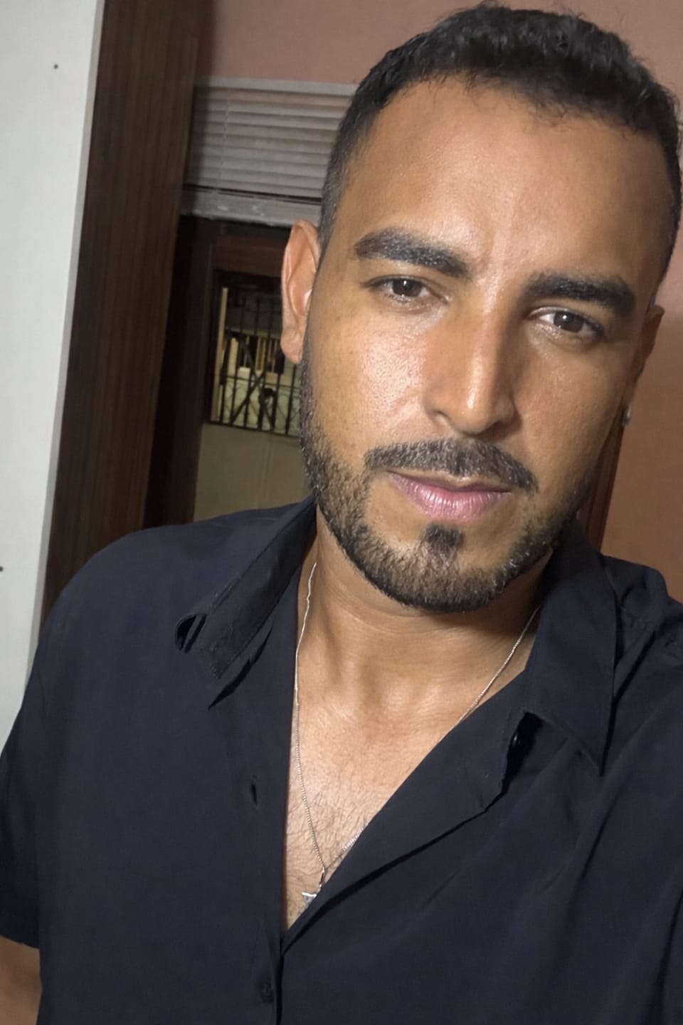Customer photo review of Camisa Masculina Manga Curta Slim Preta