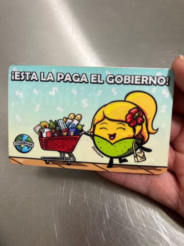Customer photo review of Esta la paga el Gobierno - Sticker para Tarjeta de Crédito